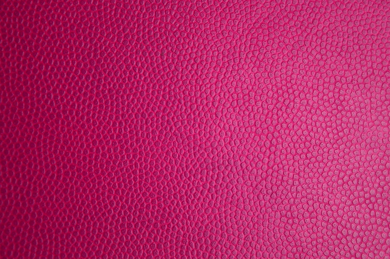 Textiel raamdecoratie met levendige printpatronen.
