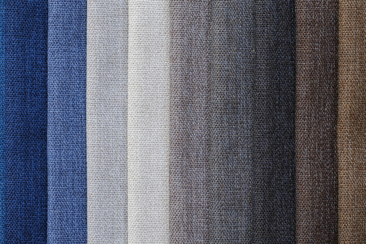 Moderne gordijnen met kleurrijke textuur prints.