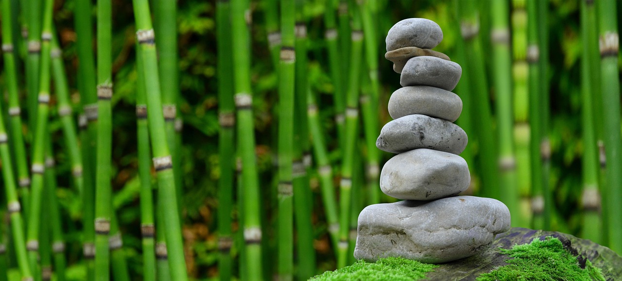 Zen tuin met minimalistisch waterornament en kiezelstenen.