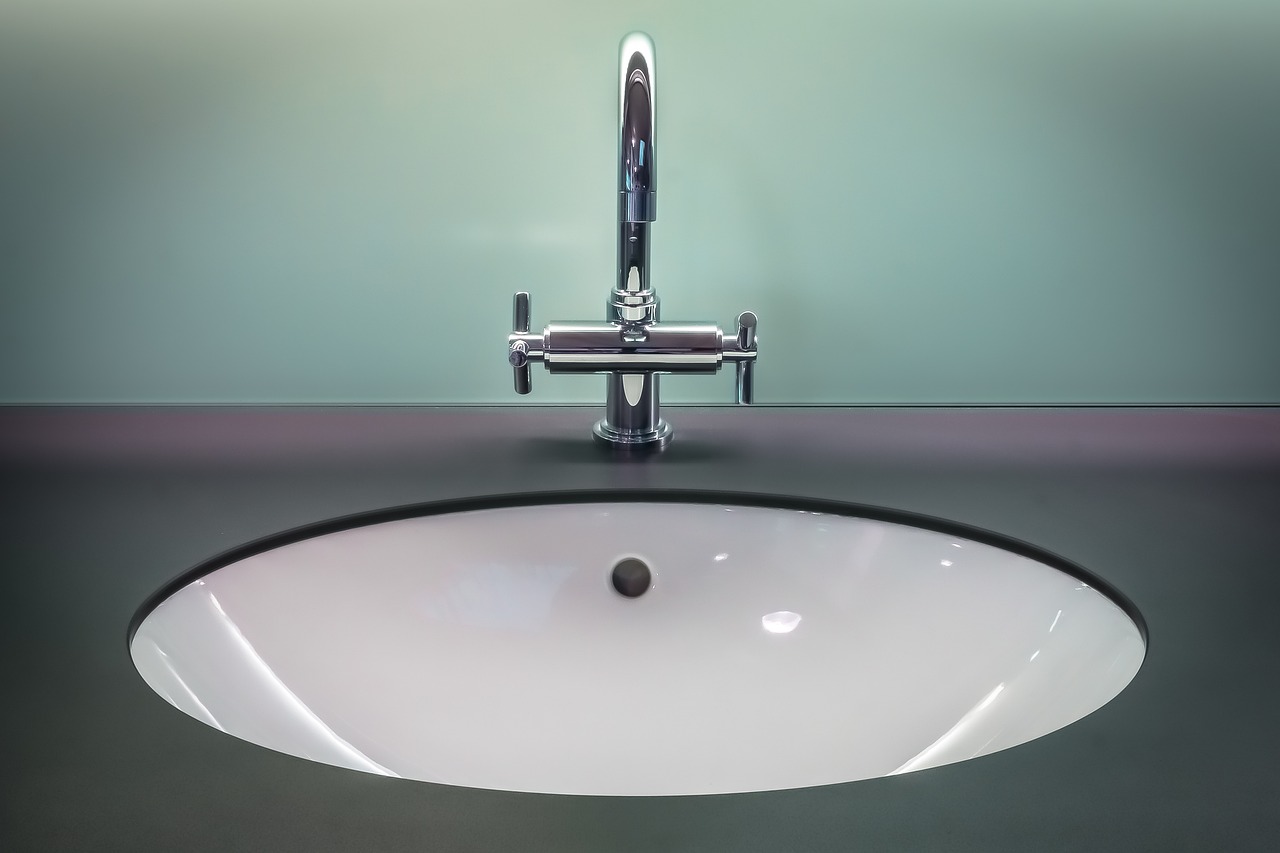 Hedendaagse badkamer met kleurrijke mozaïekwand. Hedendaagse badkamer met kleurrijke mozaïekwand.