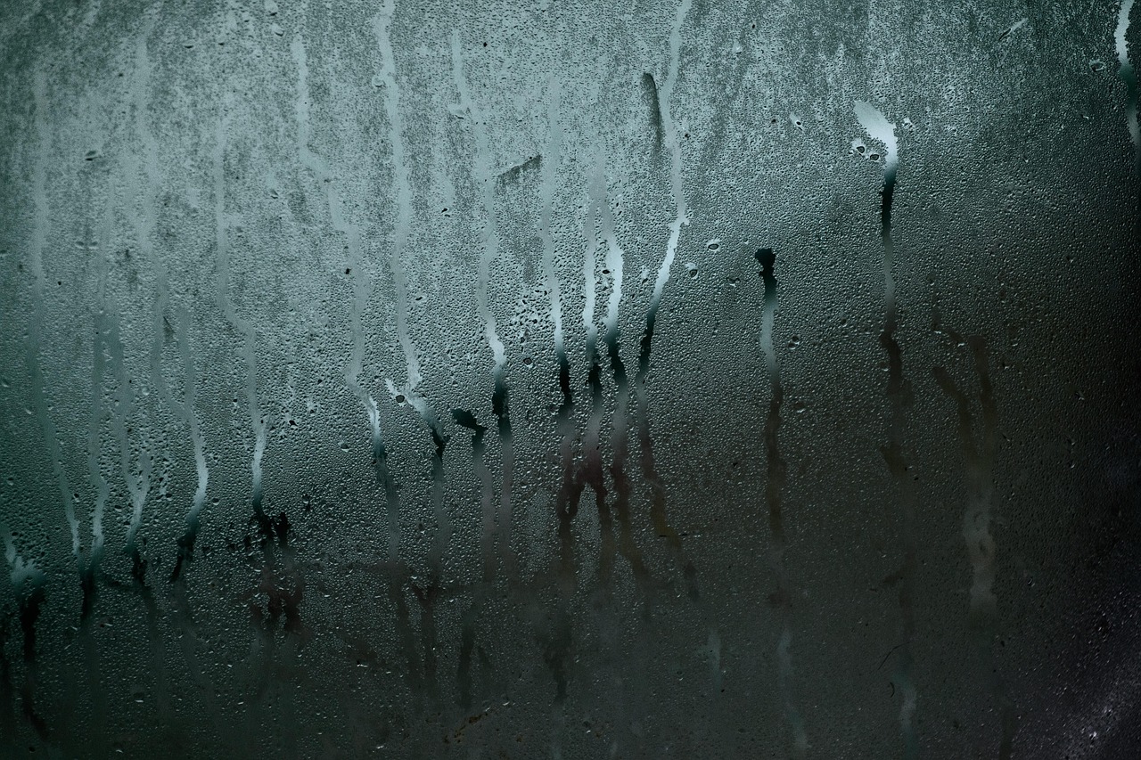Spiegelwand vergroot lichte, minimalistische ruimte visueel. Spiegelwand vergroot lichte, minimalistische ruimte visueel.