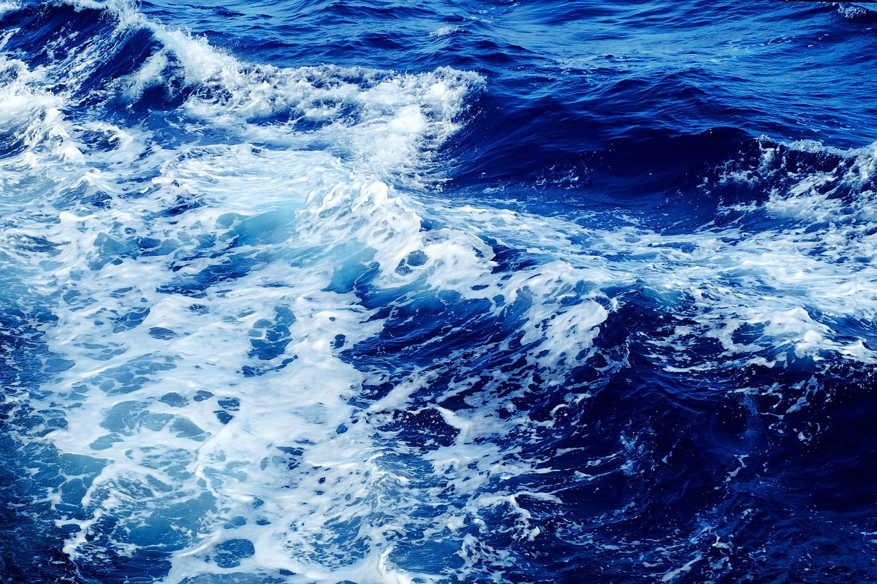 Een woonkamer met diepzeeblauw maritiem thema.