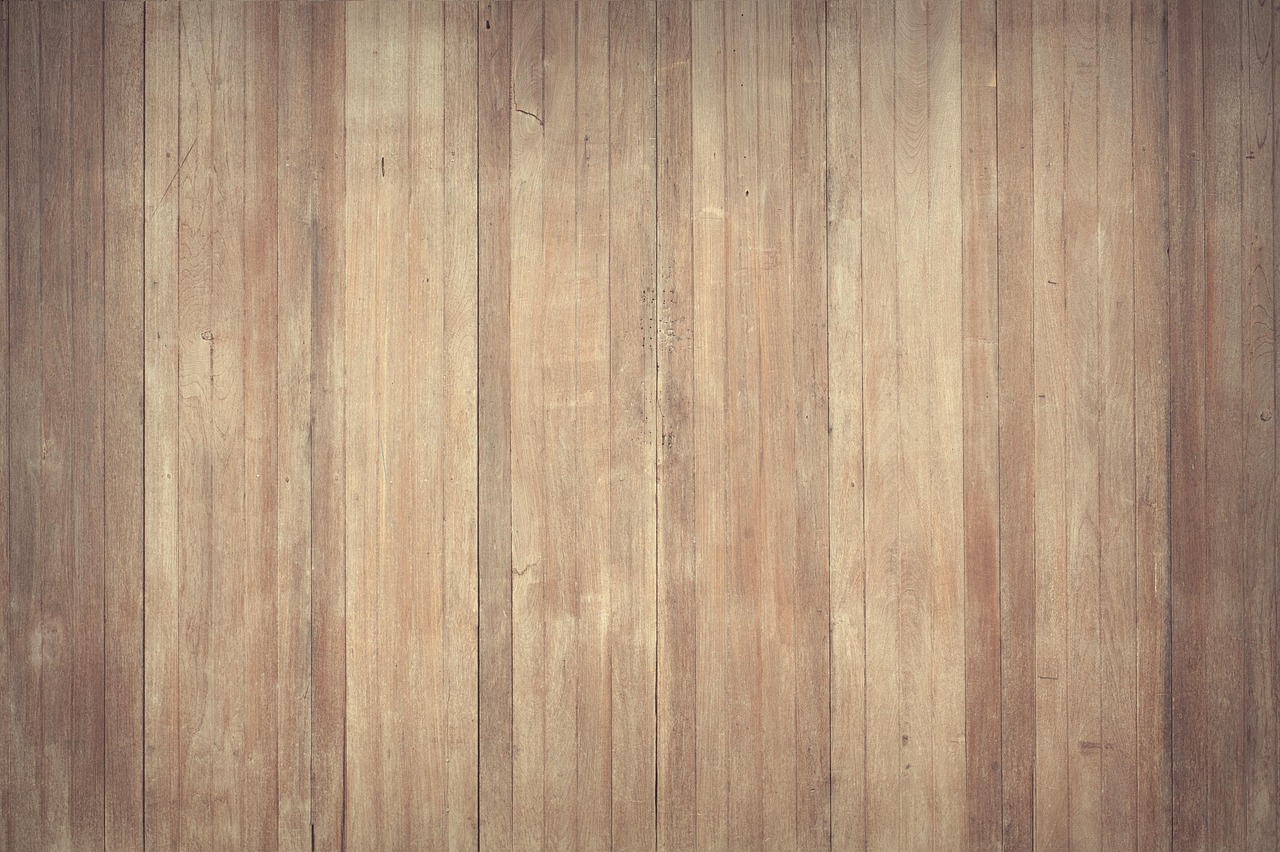 Elegante houten jaloezieën in moderne woonkamer.