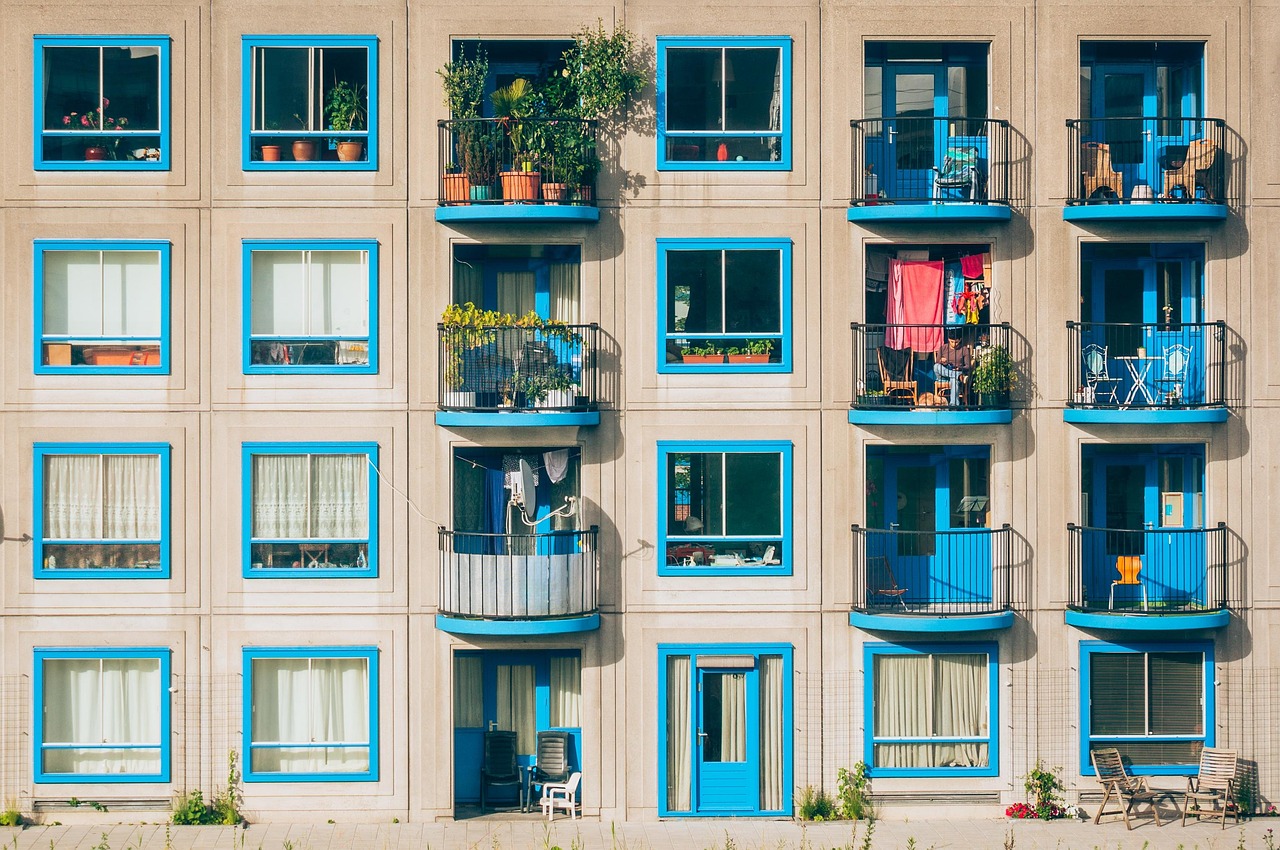 Weelderige groene planten op klein balkon.