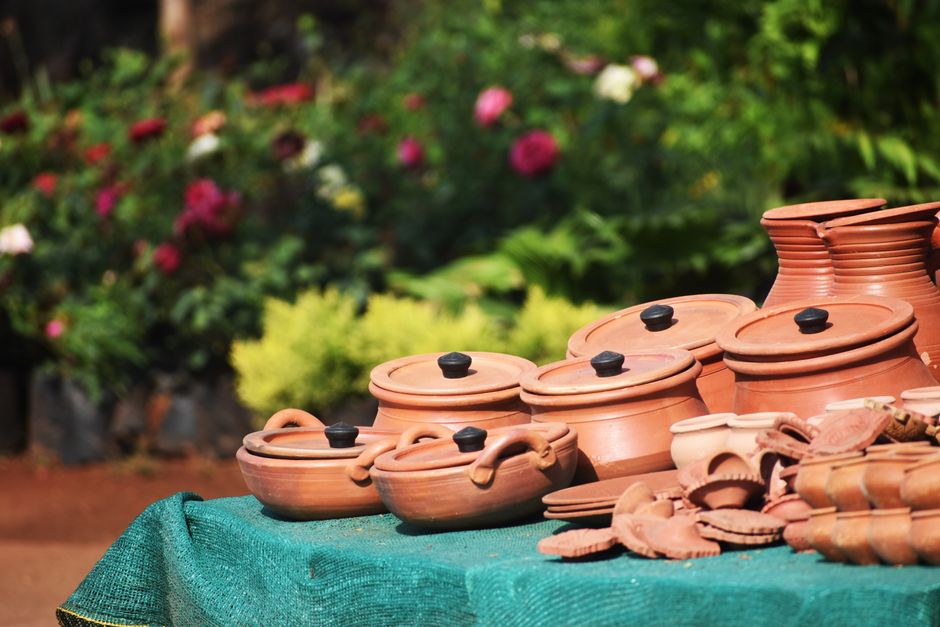 Handgemaakte terracotta decoratie in rustieke woonkamer. Handgemaakte terracotta decoratie in rustieke woonkamer.