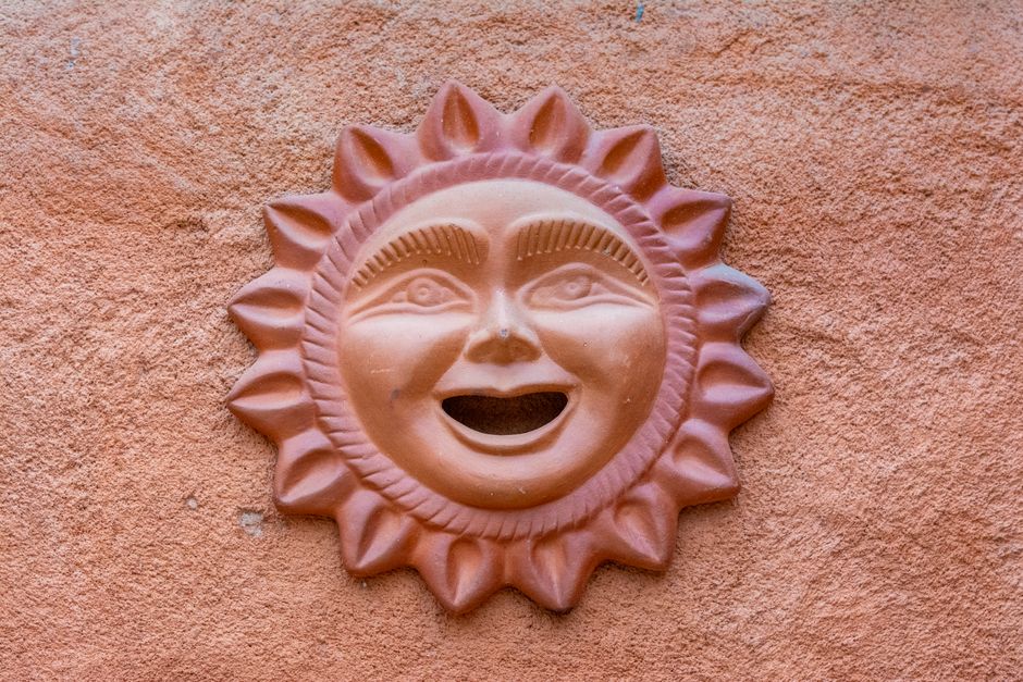 Verschillende handgemaakte terracotta vazen op plank. Verschillende handgemaakte terracotta vazen op plank.