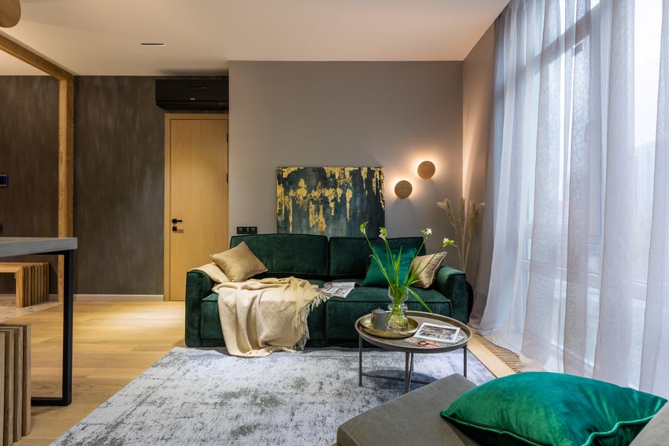 Woonkamer met gouden metalen accenten en lichtinval Woonkamer met gouden metalen accenten en lichtinval