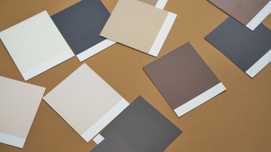 Interieur met rustieke roest tonen en aardekleuren.
