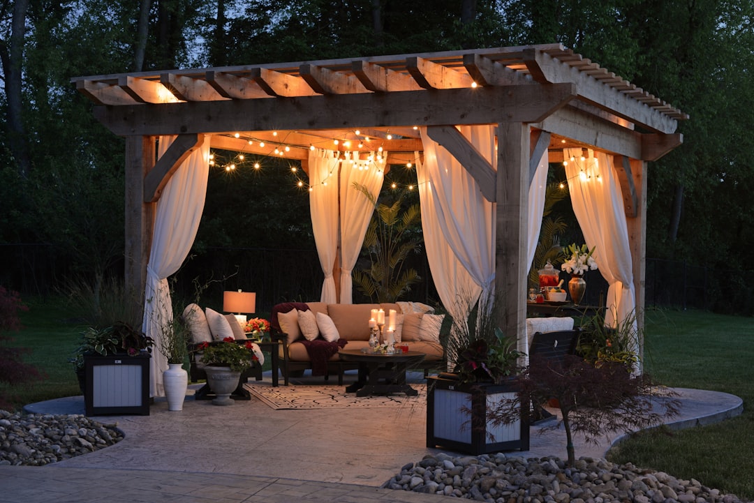 Terras met sfeervolle slimme buitenverlichting bij zonsondergang.