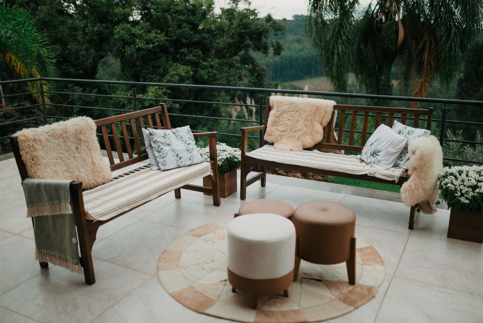 Milieuvriendelijke loungebedden in een groene tuin.