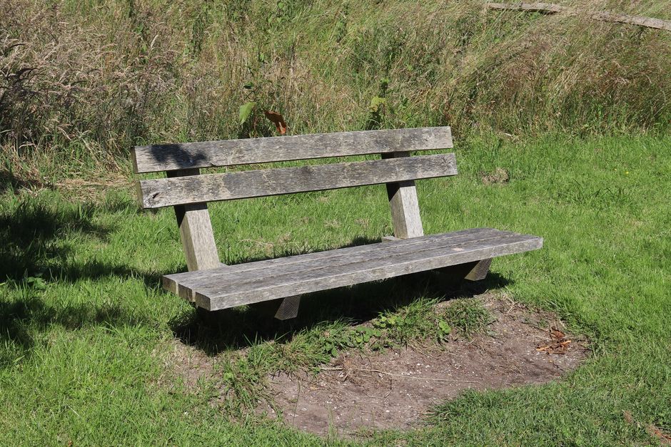 Veganistisch tuinbankje met natuurlijke materialen.