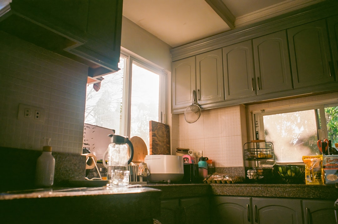 Zonnepanelen buitenkeuken met zonnige achtergrond.