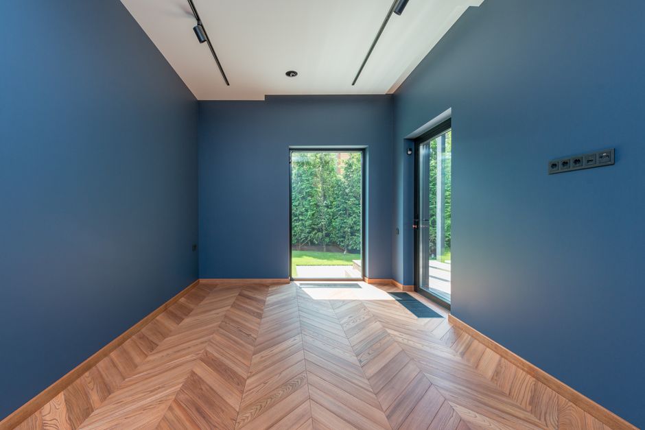 Ultramarijn blauw accentmuur in een modern woonkamerontwerp.