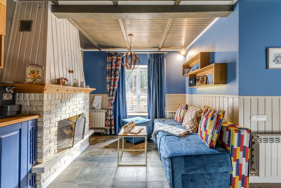 Kunstwerk met ultramarijn tinten in rustgevende slaapkamer.