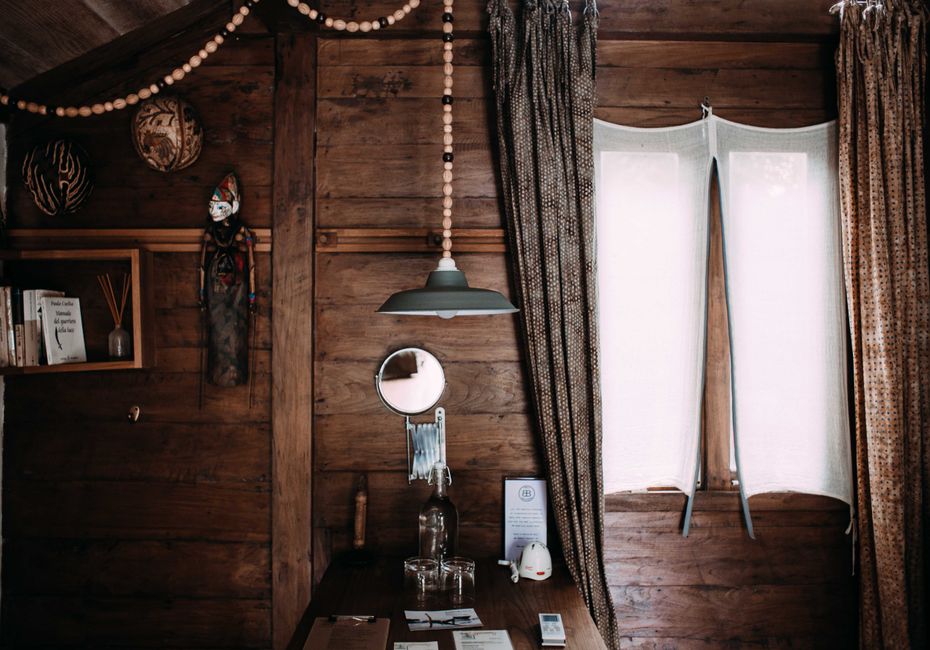 Winterse decoraties in een charmant vakantiehuisje.