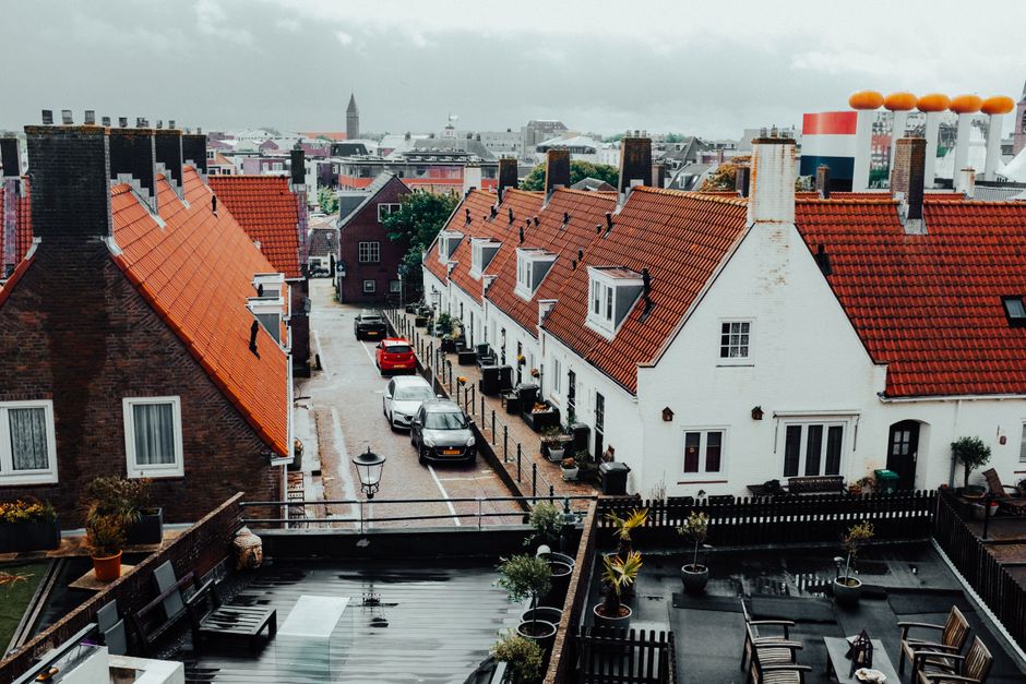 Moderne regengoten op een terras bij storm.