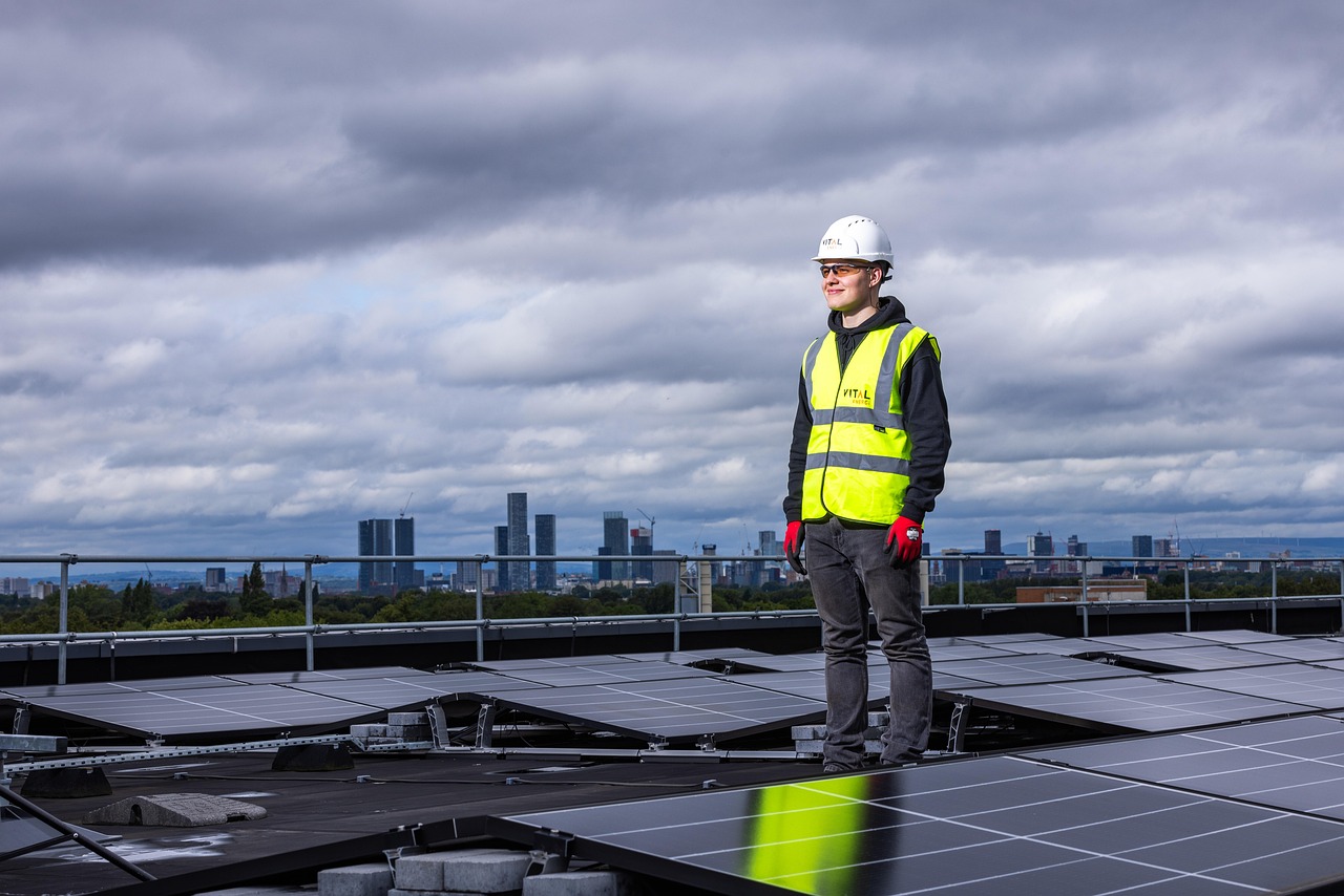 Man inspecteert aangesloten zonnepanelen.