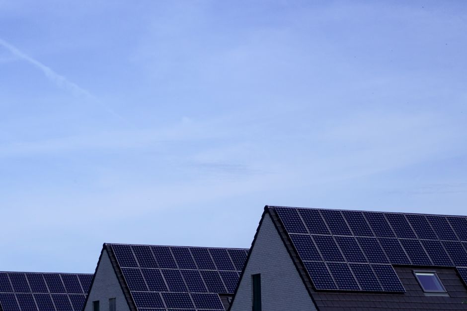 Groene weilanden met zonnepanelen installatie.