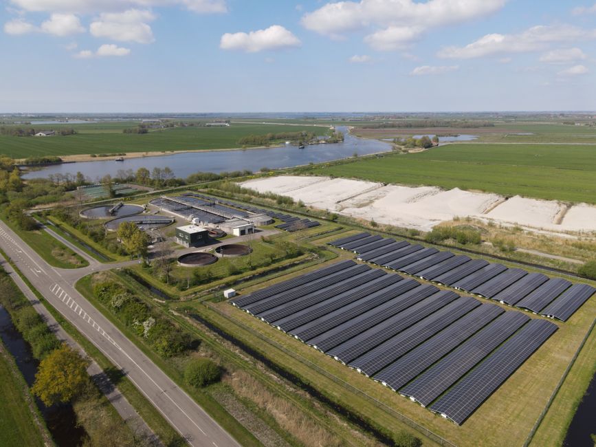 Zonnepanelen op dak bij valavond.