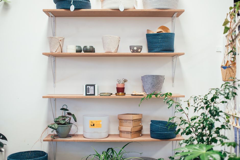 Houten wanddecoratie met organische vormen en texturen.