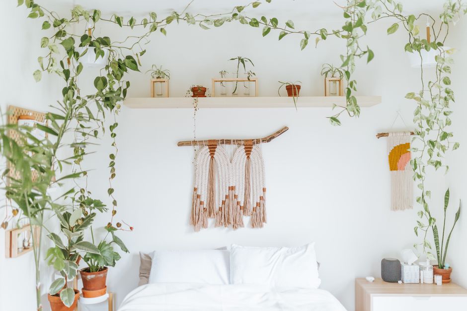 Bio-gebaseerde schelpenkroonluchter boven houten tafel.