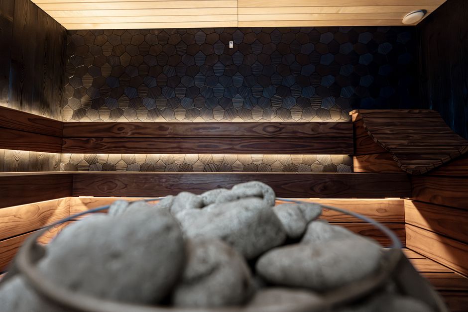 Luxe badkamer met serene Scandinavische spa-ontwerpen.