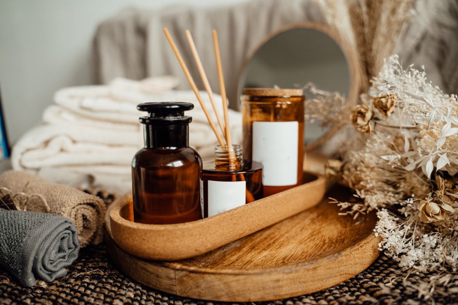 Minimalistisch Scandinavisch wellnessinterieur met natuurlijke materialen.