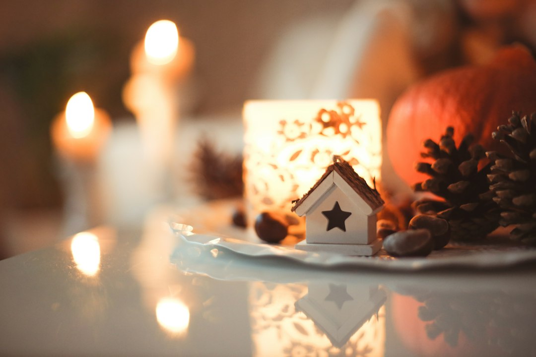 Eethoek met warme herfstkleuren en tafeldecor. Eethoek met warme herfstkleuren en tafeldecor.