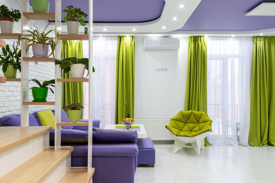 Groene gordijnen in gezellige herfstinterieur. Groene gordijnen in gezellige herfstinterieur.
