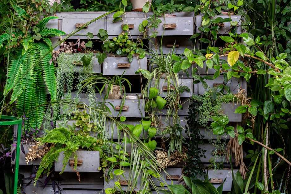 Oude kast opgeknapt met botanische bloemenillustraties.