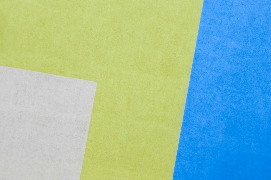 Okergele gordijnen met donkerblauwe muren. Okergele gordijnen met donkerblauwe muren.